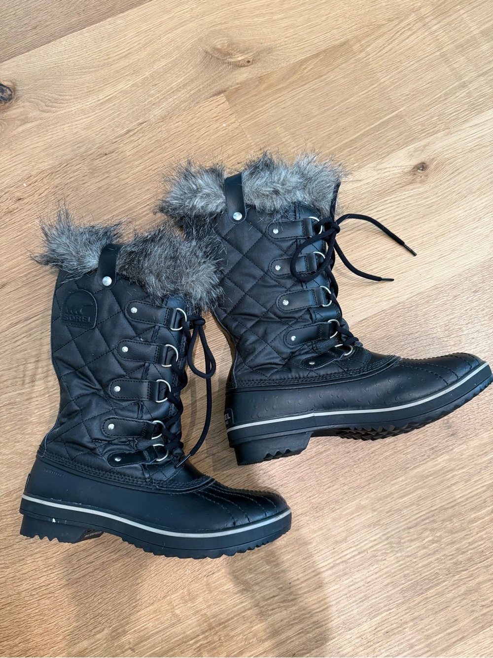Sorel Tofino ll Black Quilted Lace-Up Winter Boots Faux Fur Cuff Womens size 9